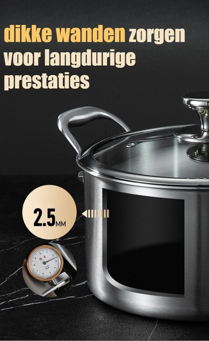 RVS Soeppan met Glazen Deksel - Ø 26 cm - 4.5 Liter - Geschikt voor Inductie & Gas - Hoge Kookpan - Zilver - PFAS-vrij - Grote Roestvrij Stalen Bouillonpan & Stamppotpan - Vaatwasserbestendig