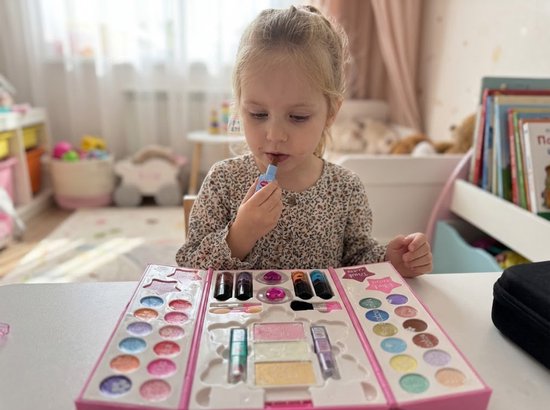 Luxe Kinder Make-up Set in Handtas met Oogschaduw & Lipgloss - 45-delige Cosmetica Koffer met Peel-Off Nagellak & Spiegel - 100% Afwasbaar & Veilige Ingrediënten - Hét Cadeau voor Verjaardag - Uitgebreid Speelgoed Cadeau voor Meisjes Vanaf 5 Jaar