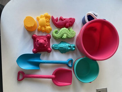 Zandspeelgoed Set 11-delig - Complete Strandspeelgoed Set met Emmer, Schepje, Gieter & Zandvormpjes - Strand/Zandbak Speelgoed voor Kinderen - Duurzaam Plastic Zandset - Stevig Materiaal - Roze