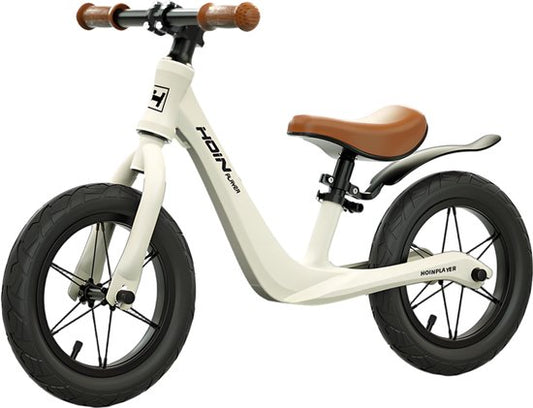 Loopfiets 12 inch met rubberen luchtbanden - Kinderfiets - Lichtgewicht magnesiumframe (0,65 kg) - Inclusief fietspomp - Verstelbaar zadel (31-45 cm) - Totaalgewicht 3,1 kg - Antislip handvatten - Stalen spaken - Voor kinderen vanaf 2 jaar - Wit