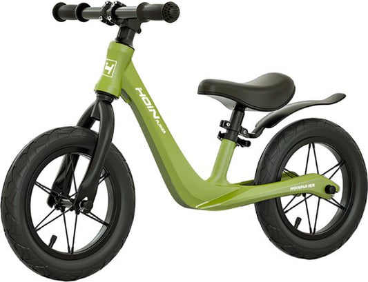 Loopfiets 12 inch met rubberen luchtbanden - Kinderfiets - Lichtgewicht magnesiumframe (0,65 kg) - Inclusief fietspomp - Verstelbaar zadel (31-45 cm) - Totaalgewicht 3,1 kg - Antislip handvatten - Stalen spaken - Voor kinderen vanaf 2 jaar - Groen