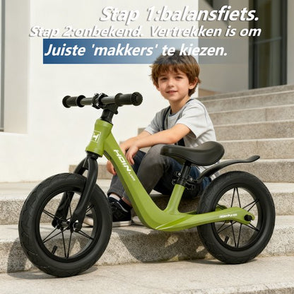 Loopfiets 12 inch met rubberen luchtbanden - Kinderfiets - Lichtgewicht magnesiumframe (0,65 kg) - Inclusief fietspomp - Verstelbaar zadel (31-45 cm) - Totaalgewicht 3,1 kg - Antislip handvatten - Stalen spaken - Voor kinderen vanaf 2 jaar - Groen