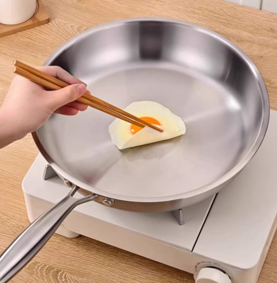RVS Koekenpan Ø 26 cm - PFAS-vrije Bakpan Zonder Anti-aanbaklaag - Inductie & Ovenbestendig - Ideaal voor Vlees - Vaatwasserbestendig - Zilver