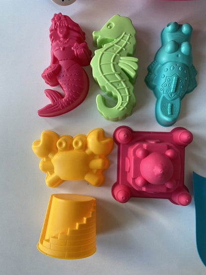 Zandspeelgoed Set 11-delig - Complete Strandspeelgoed Set met Emmer, Schepje, Gieter & Zandvormpjes - Strand/Zandbak Speelgoed voor Kinderen - Duurzaam Plastic Zandset - Stevig Materiaal - Geel