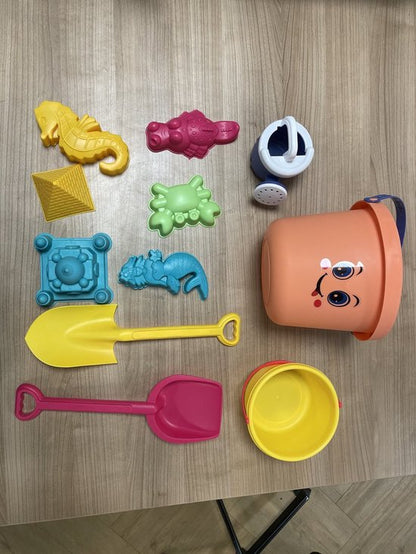 Zandspeelgoed Set 11-delig - Complete Strandspeelgoed Set met Emmer, Schepje, Gieter & Zandvormpjes - Strand/Zandbak Speelgoed voor Kinderen - Duurzaam Plastic Zandset - Stevig Materiaal - Oranje