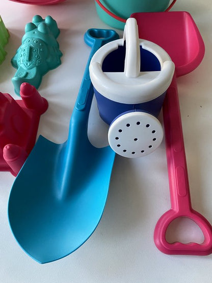 Zandspeelgoed Set 11-delig - Complete Strandspeelgoed Set met Emmer, Schepje, Gieter & Zandvormpjes - Strand/Zandbak Speelgoed voor Kinderen - Duurzaam Plastic Zandset - Stevig Materiaal - Geel
